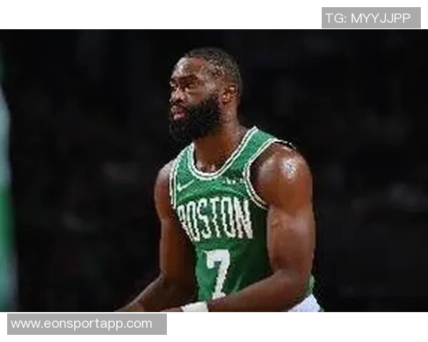 杰伦布朗谈遭遇包夹时的传球选择强调对队友的信任与团队合作的重要性